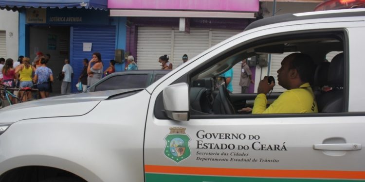 Bombeiros, agentes de trânsito e segurança orientam população para manter isolamento social