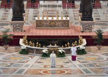 Em missa de Páscoa quase vazia, papa pede ‘união’ mundial contra pandemia