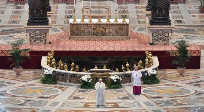 Em missa de Páscoa quase vazia, papa pede ‘união’ mundial contra pandemia