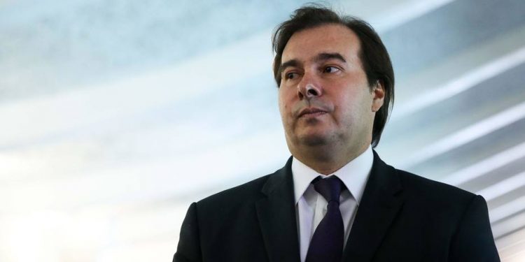 Impeachment deve ser pensado com cuidado, foco é no coronavírus, diz Maia