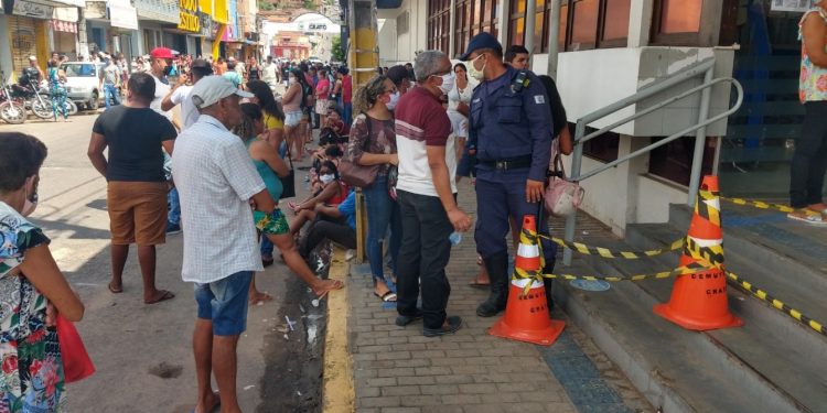 Mesmo com decretos de isolamento social, ruas do Crato amanhecem lotadas