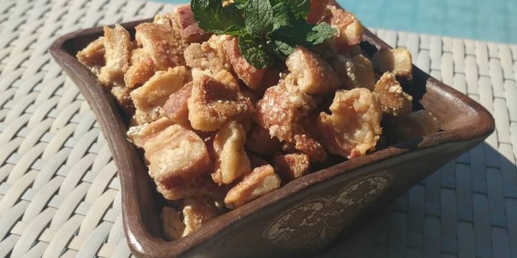 Vendedor de torresmo anuncia produto em live do governador Camilo Santana, viraliza e aumenta vendas