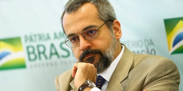 Weintraub fica calado em depoimento a PF