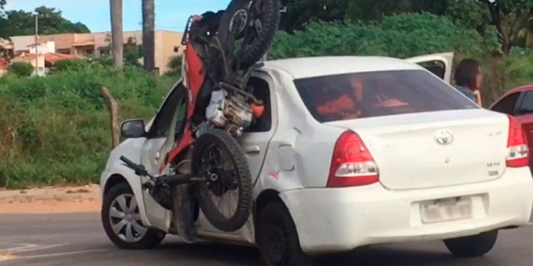Motocicleta fica presa à porta de veículo após acidente em Juazeiro do Norte