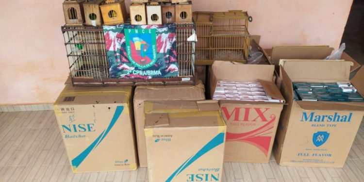 Polícia apreende 6.500 cigarros sem notas fiscais e 13 aves silvestres em chácara em Barbalha
