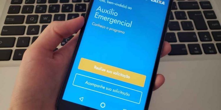 Bolsonaro confirma estender auxílio emergencial, mas com valor abaixo de R$ 600