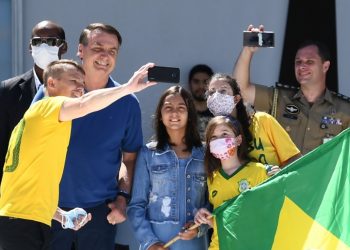 Bolsonaro chegou a participar, em Brasília, do movimento que pedia a intervenção militar (Foto: Evaristo Sá / AFP)