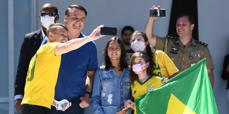 Camilo Santana critica apoio de Bolsonaro a atos com aglomeração de pessoas