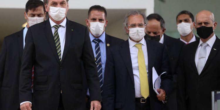 Jair Bolsonaro, acompanhado do ministro Paulo Guedes (Economia) e de diversos empresários, fala com a imprensa ao sair do STF após reunião com o presidente do tribunal, ministro Dias Toffoli (Foto: Pedro Ladeira/Folhapress)