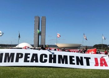 Partidos de oposição e movimentos sociais estendem faixa pedindo impeachment do presidente Jair Bolsonaro em frente ao Congresso Nacional (Foto: Reprodução/Twitter/José Guimarães)