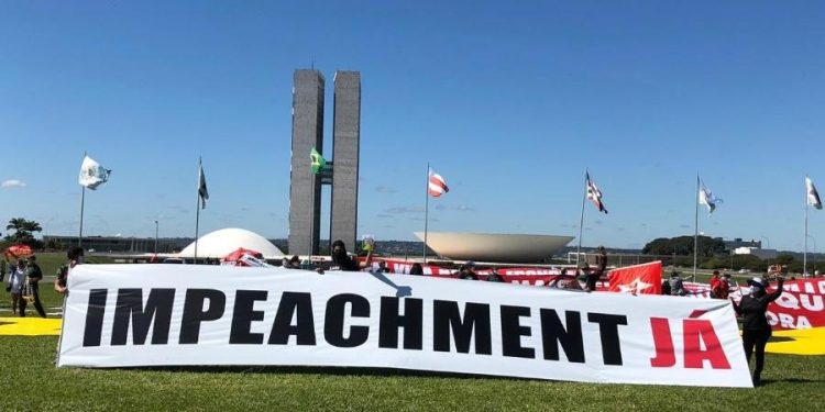 Oposição entrega à Câmara pedido de impeachment de Bolsonaro