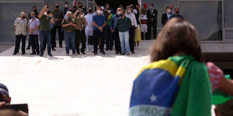 Em plena pandemia, Bolsonaro provoca nova aglomeração em manifestação neste domingo (17)