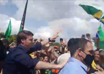 O presidente Bolsonaro cumprimenta apoiadores em manifestação em frente ao Palácio do Planalto neste domingo (24) em Brasília (Foto: Reprodução/Facebook)