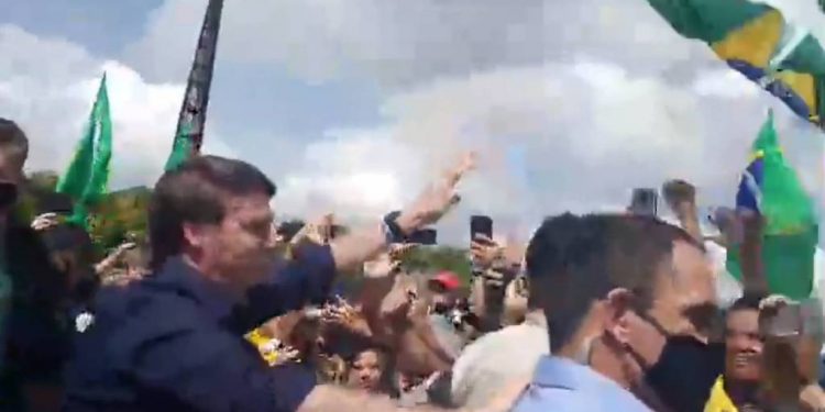 Bolsonaro rebate STF, descumpre regra da pandemia e participa de aglomeração com faixas contra Congresso e Judiciário
