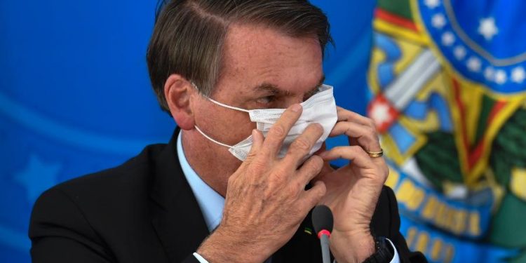 Mortes por Covid-19 crescem 14 vezes após Bolsonaro dizer que vírus estava “indo embora”
