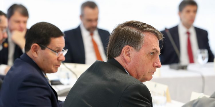 Vídeo da reunião de Bolsonaro evidencia descaso do Governo com pandemia que já matou mais de 21.000