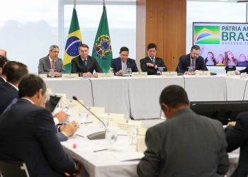 O presidente Jair Bolsonaro em reunião com seus ministros. Na ocasião, o chefe do Executivo teria tentado intervir da Polícia Federal, de acordo com acusações de Sergio Moro (Foto: Marcos Corrêa/PR)