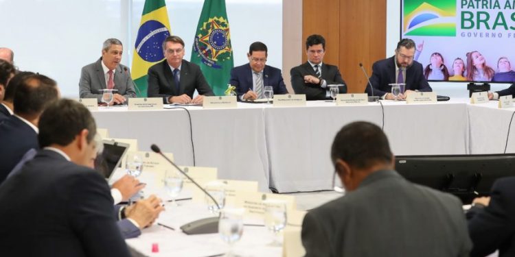Reunião expõe ao menos dois crimes de Bolsonaro, apontam juristas