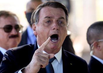 O presidente Jair Bolsonaro fala com apoiadores e jornalistas do lado de fora do Palácio da Alvorada (Foto: Estadão Conteúdo)
