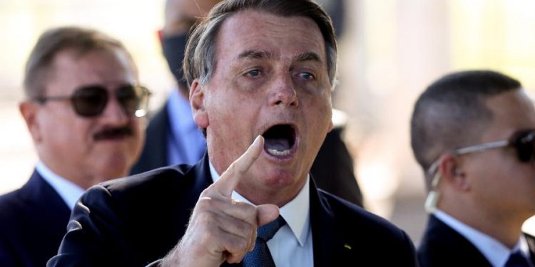 Bolsonaro acusa Moro de crime federal e mostra conversa