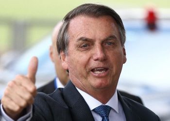O presidente Jair Bolsonaro cumprimenta apoiadores ao sair do Palácio da Alvorada (Foto: Pedro Ladeira/Folhapress)