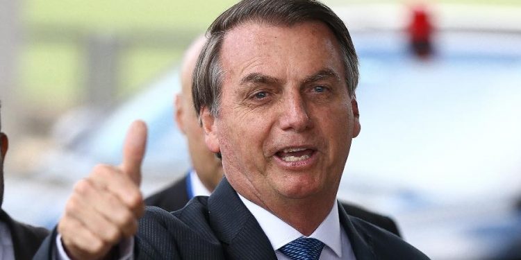 O presidente Jair Bolsonaro cumprimenta apoiadores ao sair do Palácio da Alvorada (Foto: Pedro Ladeira/Folhapress)