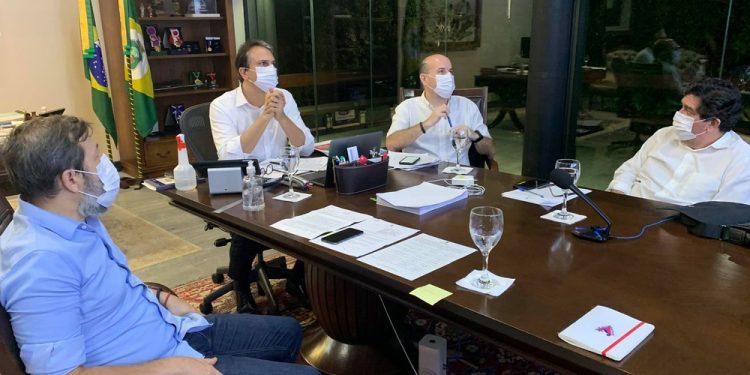 Camilo Santana e Roberto Cláudio se reuniram para definir as novas regras de isolamento social que entrarão em vigor nesta terça-feira (5) (Foto: Divulgação/Governo do Ceará)