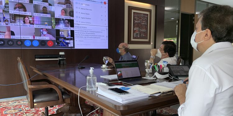 Governador Camilo Santana se reúne com prefeitos e reforça importância da atenção primária no combate ao coronavírus