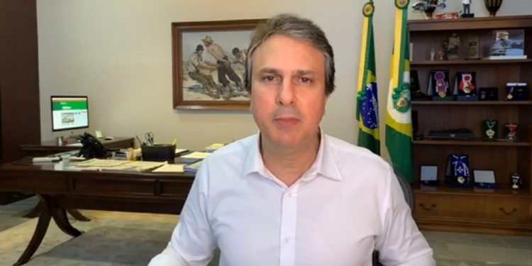 Camilo Santana fez o anúncio por meio de uma transmissão ao vivo nas redes sociais (Foto: Reprodução/Facebook)