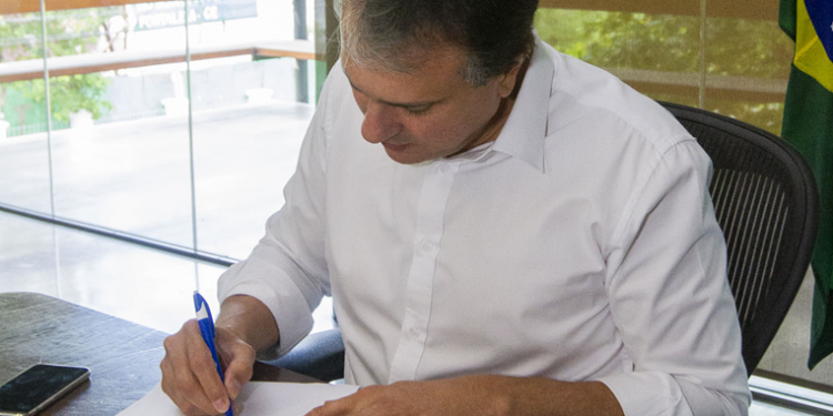 Camilo Santana sanciona lei de redução das mensalidades escolares durante pandemia