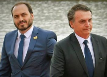 O vereador Carlos Bolsonaro com seu pai, o presidente Jair Bolsonaro (Foto: Reprodução/Twitter)