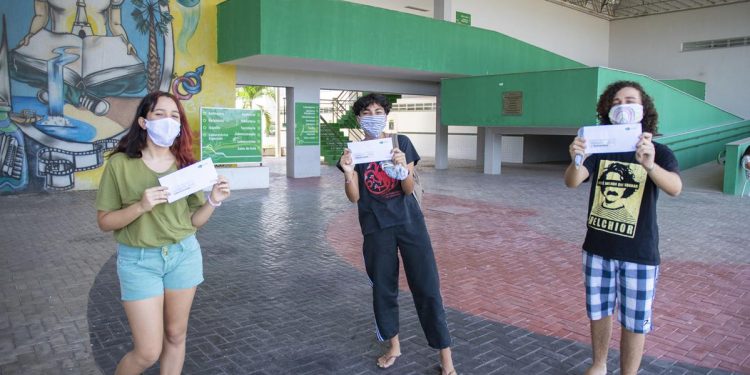 Governo do Ceará paga segunda parcela do cartão vale-alimentação para estudantes da rede estadual