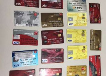 Operação da Polícia Civil apreendeu diversos cartões bancários de terceiros na residência de um dos investigados (Foto: SSPDS/Divulgação)