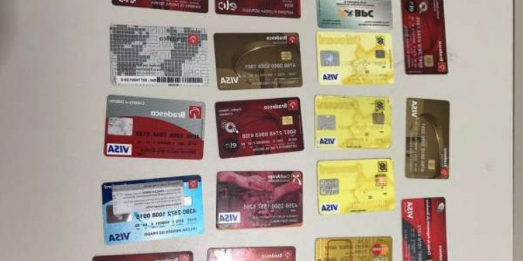 Grupo suspeito de roubar cartões em agências bancárias no Piauí é preso no interior do Ceará