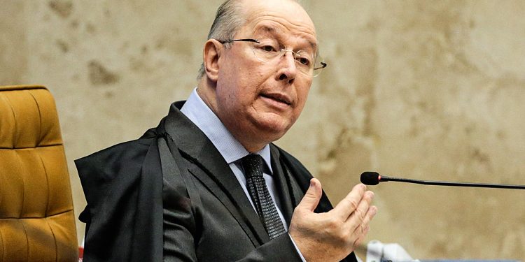 Celso de Mello manda informar Bolsonaro sobre ação de impeachment no STF