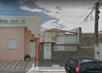 Prédio onde funcionou a Clínica Dr. José Nilo, vizinho a sua residência (à dir.) (Foto: Google Street View)