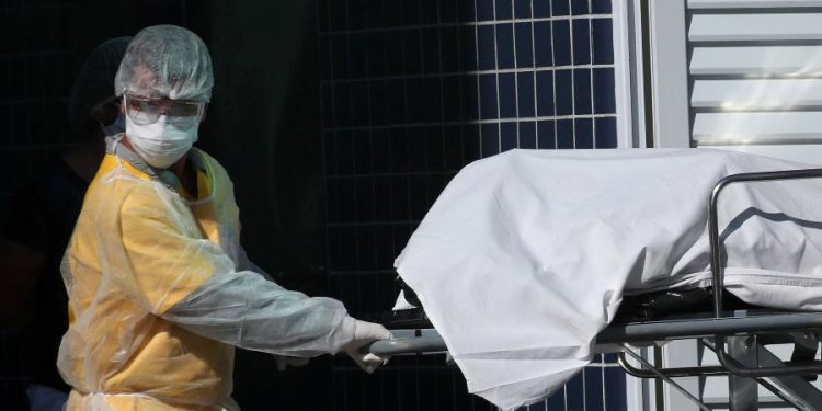 Brasil tem 421 mortes em 24h, chega a 6.750 e número de casos supera 96 mil