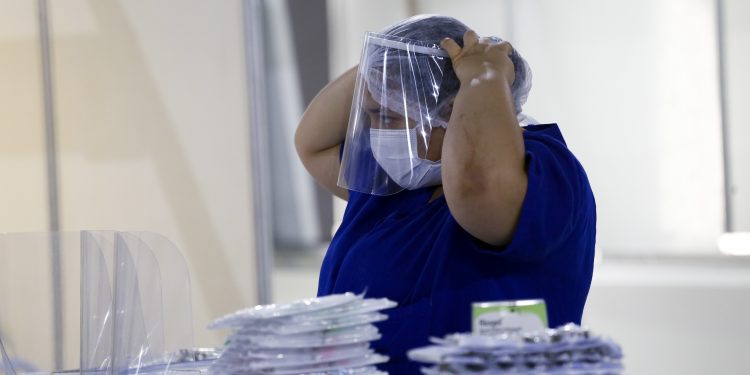 Profissionais de saúde diagnosticados com Covid-19 podem solicitar auxílio pela internet; saiba como