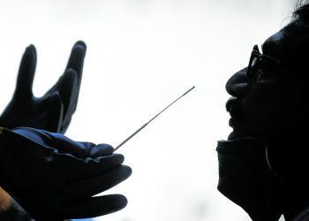 A tendência é de que a descoberta e confirmação de novos casos surjam a medida que os testes sejam apliados (Foto: Sajjad Hussain/AFP)