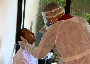 O teste é realizado através de um "cotonete", o swab, que recolhe material da cavidade nasal e/ou na orofaringe (Foto: Fernando Magalhães/Divulgação)