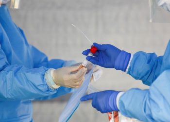 Pesquisadores: o estudo foi divulgado pela revista médica JAMA Network Open, e se baseou em um pequeno número de pacientes de um hospital na China (Foto: Lindsey Wasson/Reuters)