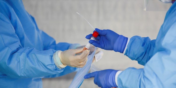 Pesquisadores: o estudo foi divulgado pela revista médica JAMA Network Open, e se baseou em um pequeno número de pacientes de um hospital na China (Foto: Lindsey Wasson/Reuters)