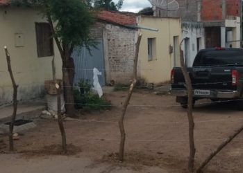 Moradores de Santana do Cariri constroem cercas nas ruas para impedir circulação de pessoas e contaminação da Covid-19 (Foto: Arquivo pessoal)