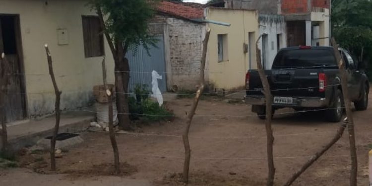 Moradores de Santana do Cariri constroem cercas nas ruas para impedir circulação das pessoas e contaminação por Covid-19