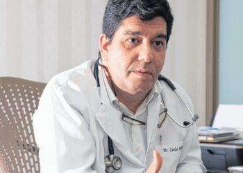 Secretário da Saúde do Ceará analisa cenário de atendimentos a pacientes com coronavírus (Foto: Cid Barbosa)