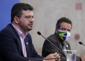 Eduardo Macário, secretário substituto de Vigilância em Saúde, e Élcio Franco, secretário-executivo adjunto do Ministério da Saúde (Foto: Júlio Nascimento/PR)