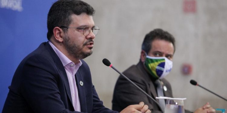 Sem titular, Saúde minimiza números e responsabiliza estados e municípios