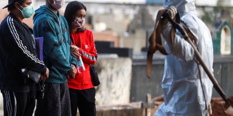 Brasil registra 751 mortes por Covid-19 em 24h e bate novo recorde