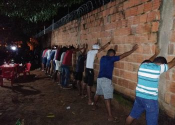 A polícia encerrou uma festa com 60 pessoas em Juazeiro do Norte, no Ceará; dois homens foram conduzidos à delegacia (Foto: Reprodução)