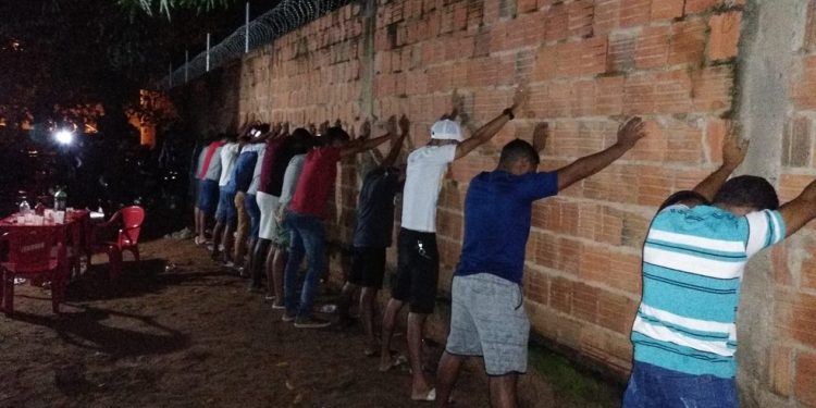 Polícia encerra festa com aglomeração e conduz dois homens à delegacia em Juazeiro do Norte